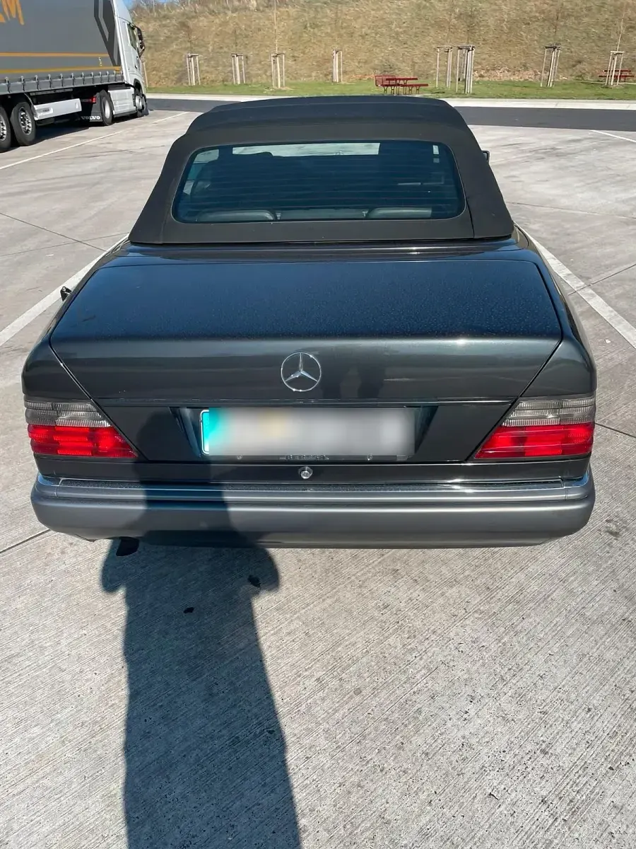 Używany Mercedes E220 150 KM (110 kW) 1993 Czarny Kabriolet
