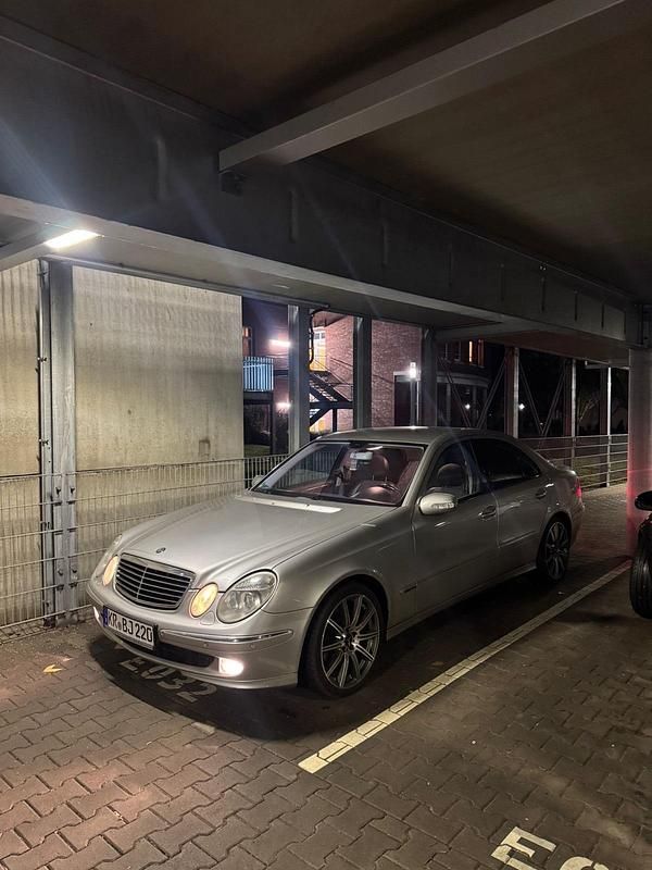 Gebraucht Mercedes E220 150 PS (110 kW) 2005 Silber Limousine