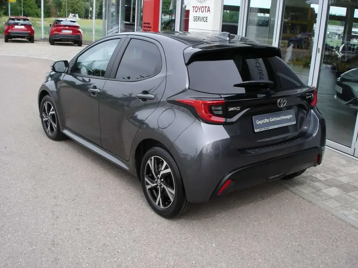 Gebraucht Toyota Yaris Hybrid 92 PS (67 kW) 2025 Marlingrau Limousine