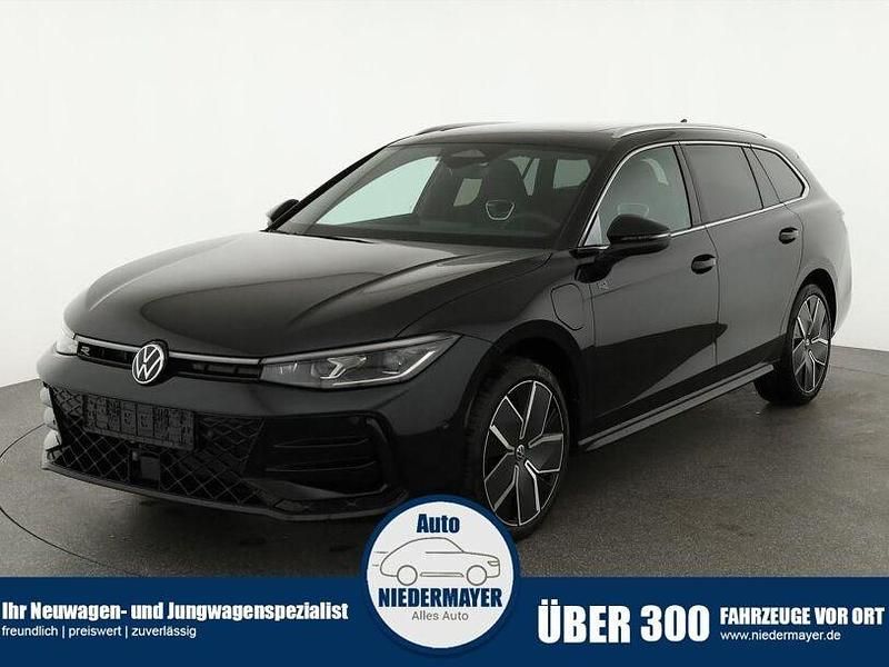 Grenadill schwarz metallic Neu 2025 VW Passat R-line Kombi | 47.495 € (Superpreis) - Bild 1/4
