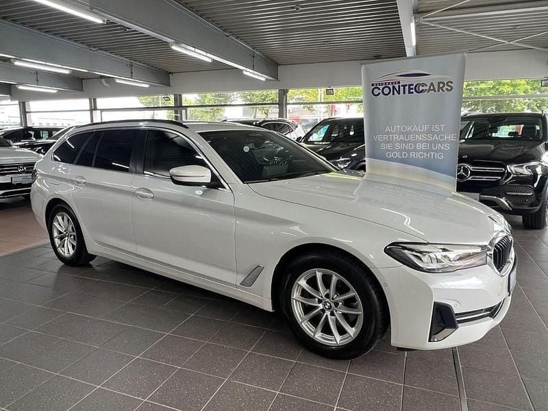 Weiß Gebraucht 2023 BMW 520 Sport Line Kombi | 38.950 € (Guter Preis) - Bild 1/4
