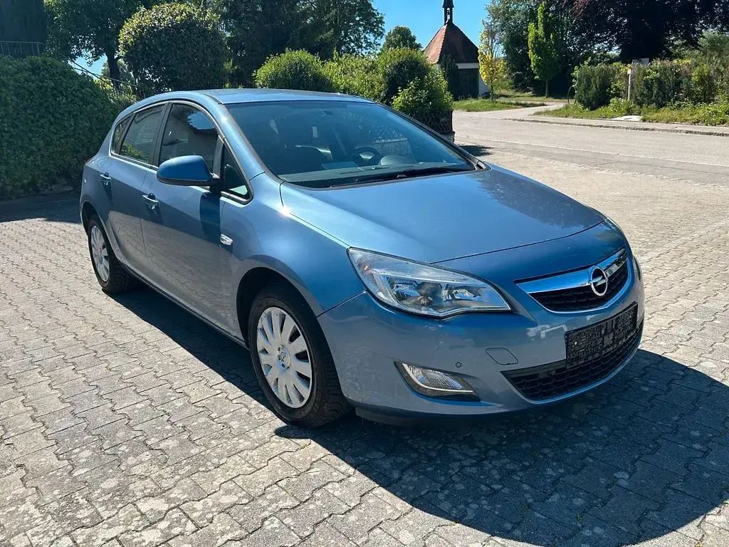 Używany Opel Astra Edition 110 KM (80 kW) 2011 Niebieski Sedan/Limuzyna