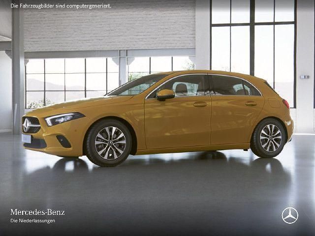 Gelb Gebraucht 2022 Mercedes A200 Kleinwagen | 25.990 € (Etwas zu teuer) - Bild 1/4