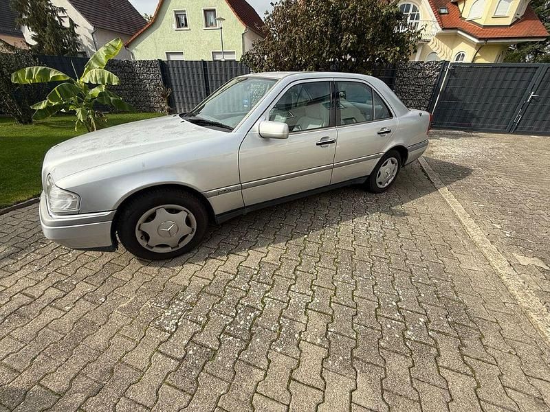 Silber Gebraucht 1993 Mercedes C220 Elegance Limousine | 1.950 € - Bild 1/4