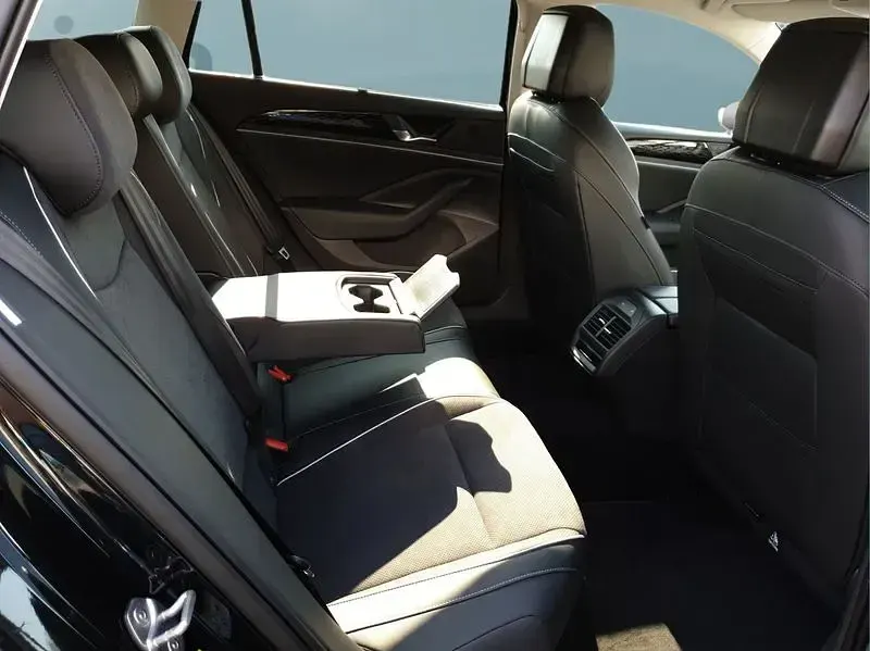 Neu VW Passat 204 PS (150 kW) 2026 Schwarz Kombi