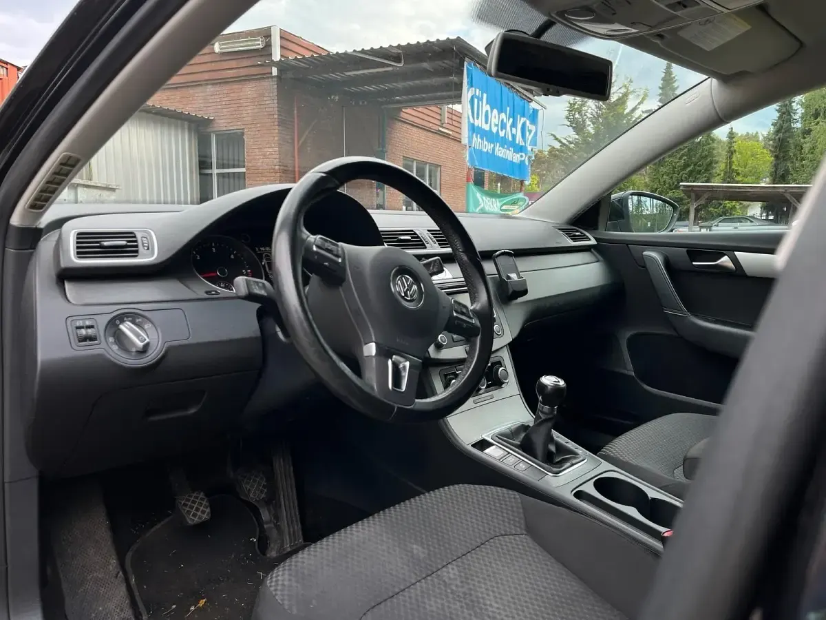 Gebraucht VW Passat 105 PS (77 kW) 2011 Schwarz Kombi