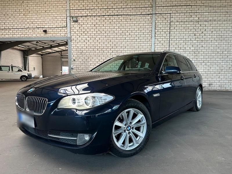Blau Gebraucht 2012 BMW 520 Sport Line Kombi | 8.400 € - Bild 1/4