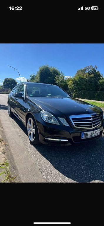 Schwarz Gebraucht 2011 Mercedes E200 Avantgarde Limousine | 11.200 € (Superpreis) - Bild 1/4