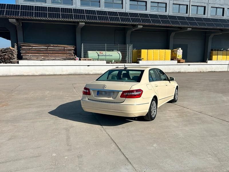 Gebraucht Mercedes E200 136 PS (100 kW) 2011 Gelb Limousine