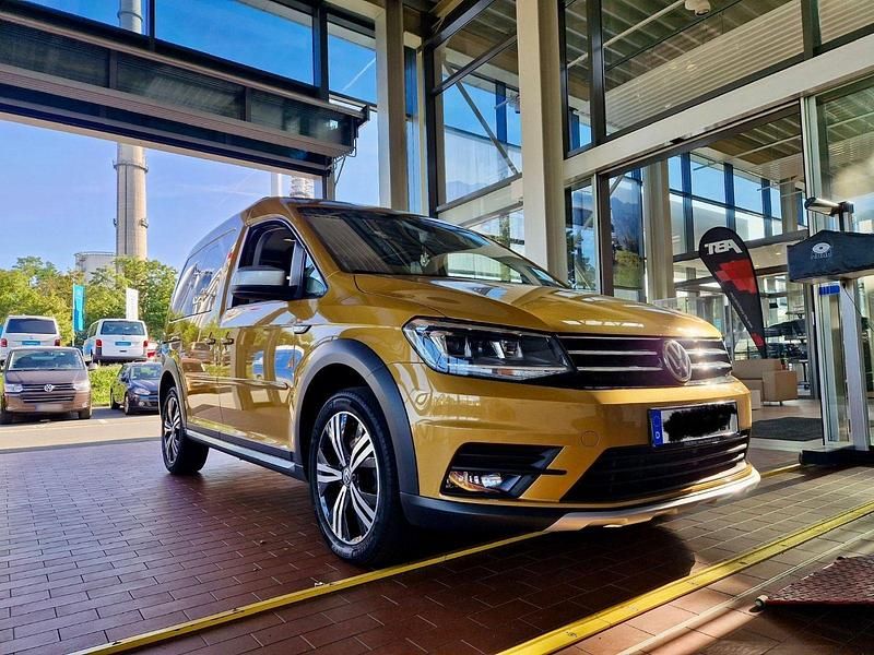 Second-hand VW Caddy Beach 150 CP (110 kW) 2018 Auriu Monovolum