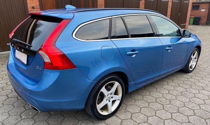Gebraucht Volvo V60 190 PS (139 kW) 2016 Blau Kombi