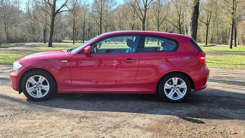 Gebraucht BMW 116 Advantage 122 PS (89 kW) 2011 Rot Kleinwagen