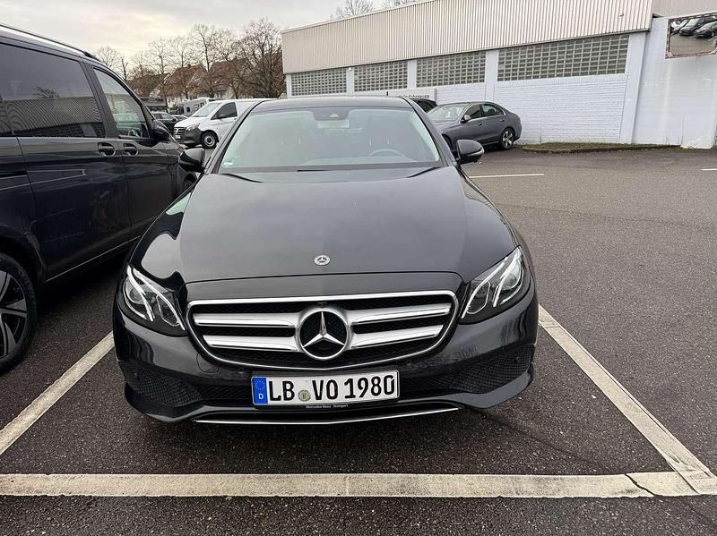 Schwarz Gebraucht 2017 Mercedes E250 Limousine | 23.000 € (Fairer Preis) - Bild 1/4