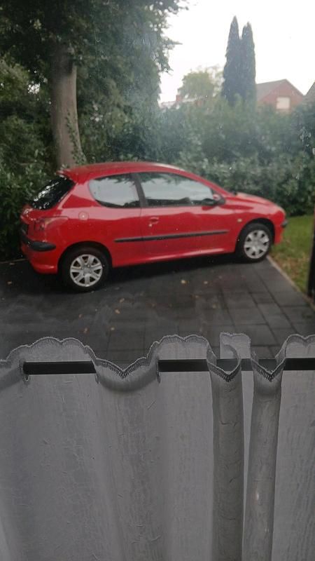 Rot Gebraucht 2005 Peugeot 206 Kleinwagen | 650 € (Guter Preis) - Bild 1/4