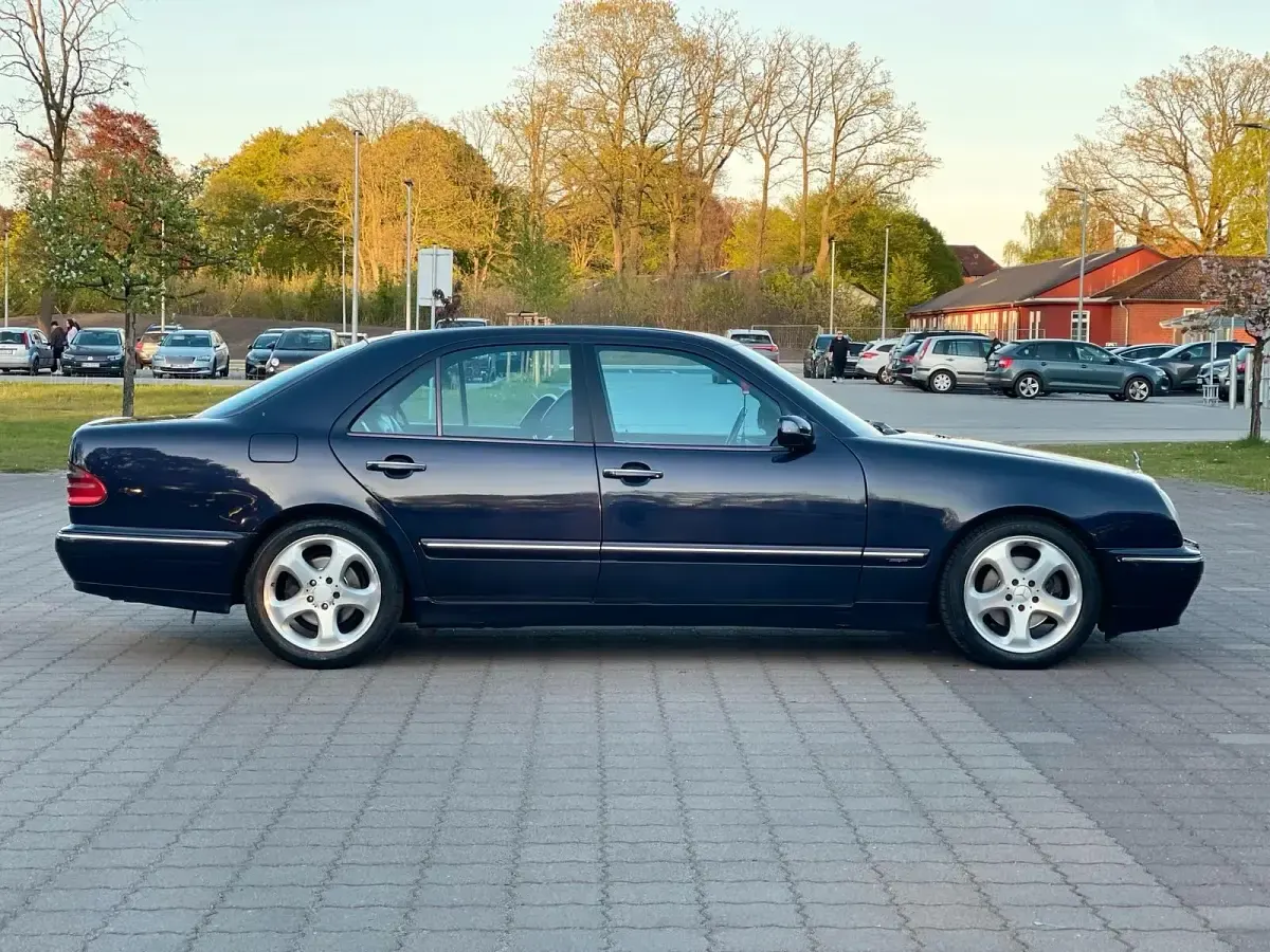 Gebraucht Mercedes E320 Avantgarde 197 PS (144 kW) 2000 Violet Limousine
