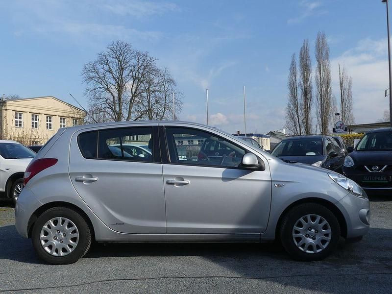 Gebraucht Hyundai i20 Edition 77 PS (56 kW) 2011 Silber Limousine