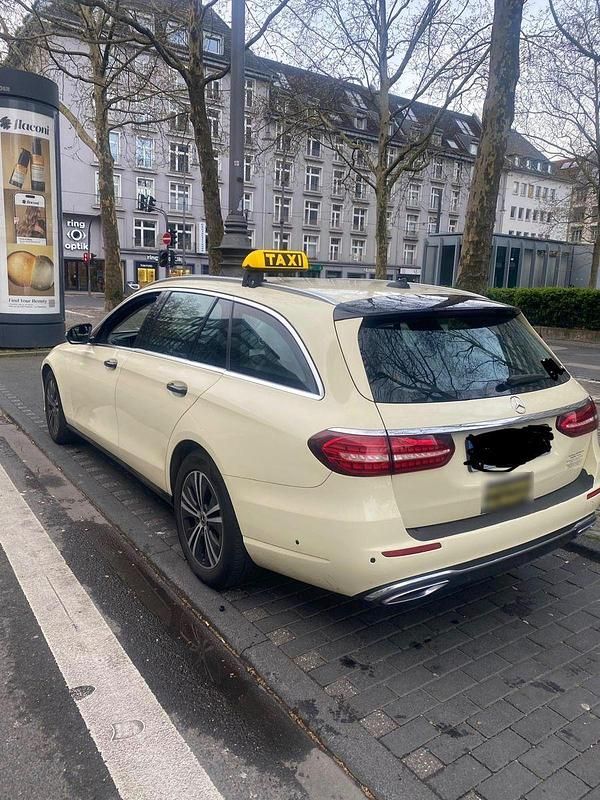 Gebraucht Mercedes E220 200 PS (147 kW) 2023 Schwarz Kombi