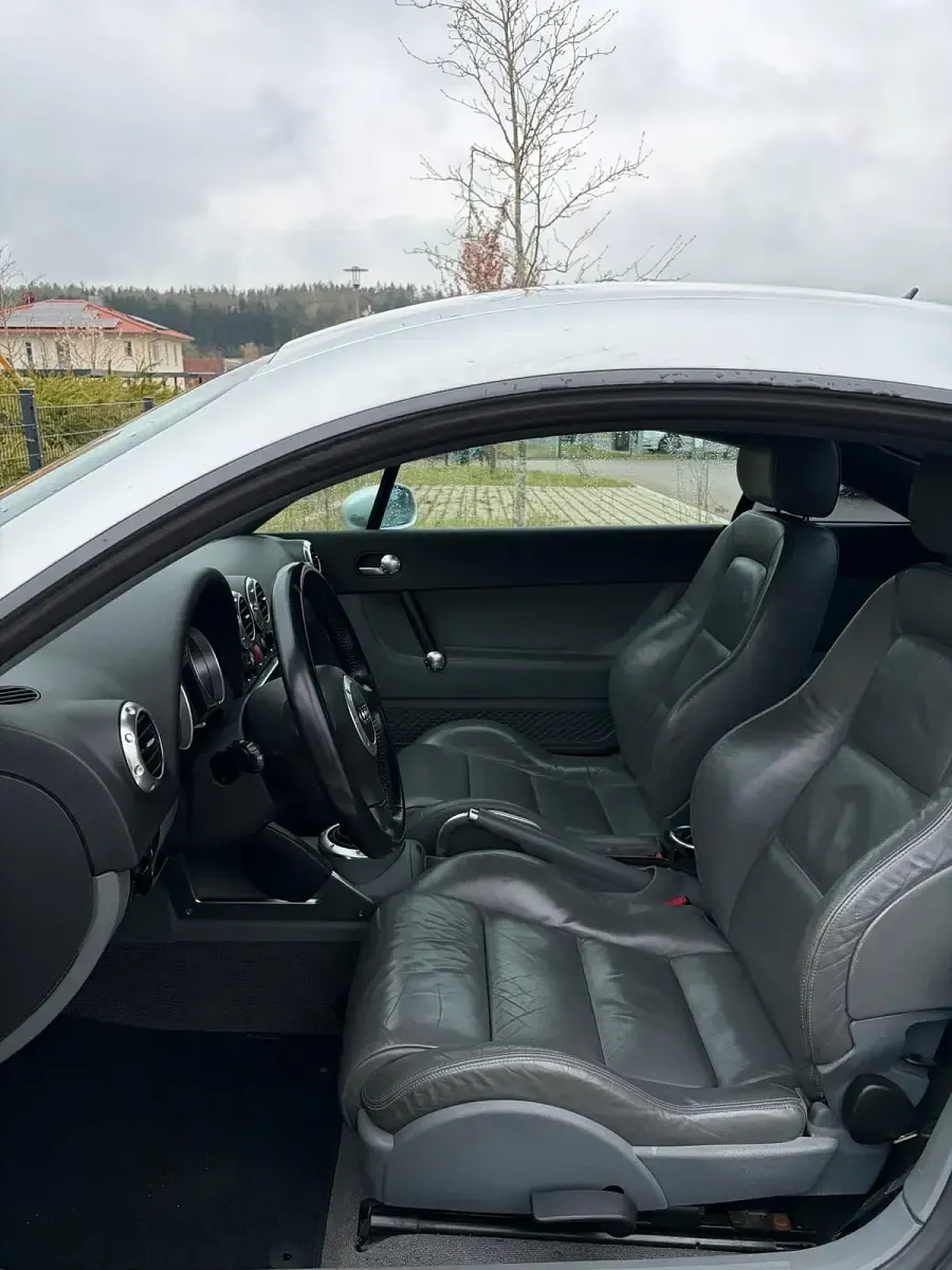 Second-hand Audi TT 163 CP (119 kW) 2002 Argintiu Coupe