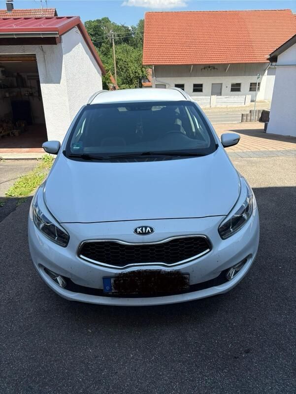 Weiß Gebraucht 2014 Kia Ceed Limousine | 6.500 € (Guter Preis) - Bild 1/4
