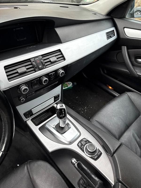 Gebraucht BMW 525 197 PS (144 kW) 2009 Schwarz Kombi