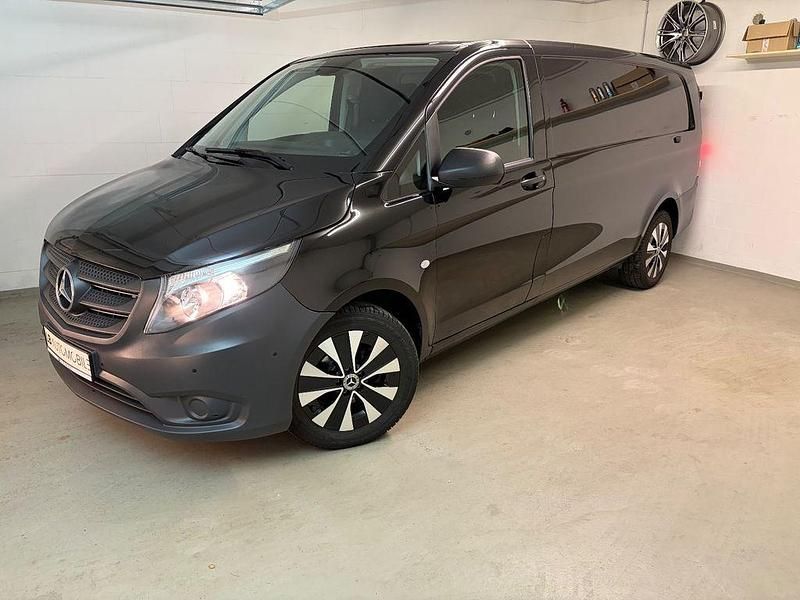 Schwarz Gebraucht 2023 Mercedes Vito Van / Kleinbus | 31.580 € (Fairer Preis) - Bild 1/4
