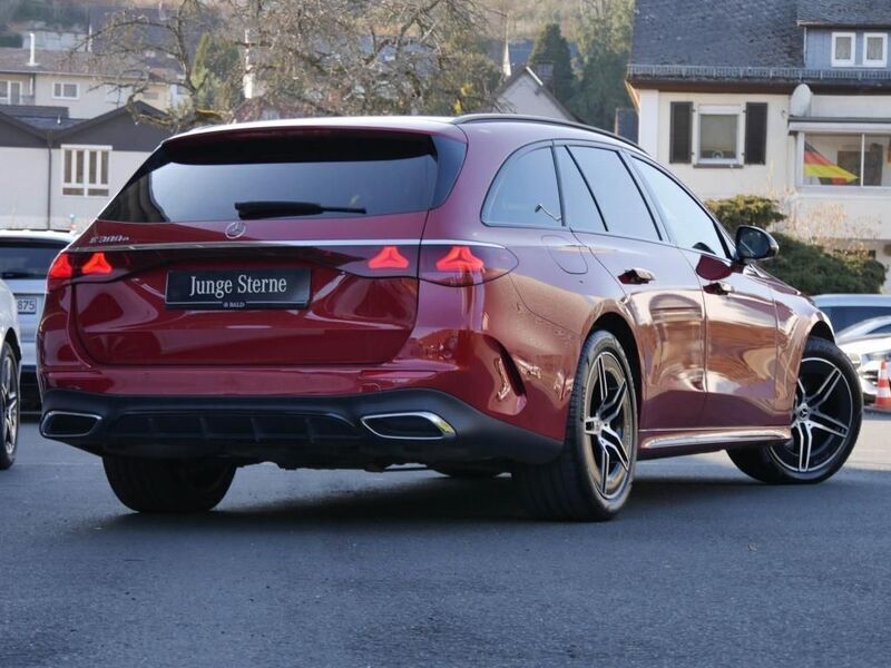 Gebraucht Mercedes E300 AMG 204 PS (150 kW) 2023 Manufaktur lack manufaktur hyazinthrot metallic Kombi