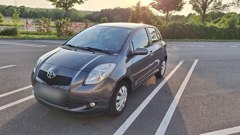 Grau Gebraucht 2007 Toyota Yaris Sol Limousine | 2.500 € (Fairer Preis) - Bild 1/4