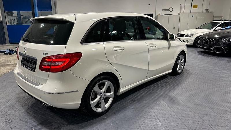Gebraucht Mercedes B200 136 PS (100 kW) 2013 Weiß Van / Kleinbus