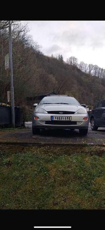 Silber Gebraucht 2001 Ford Focus Kombi | 1.600 € (Etwas zu teuer) - Bild 1/4