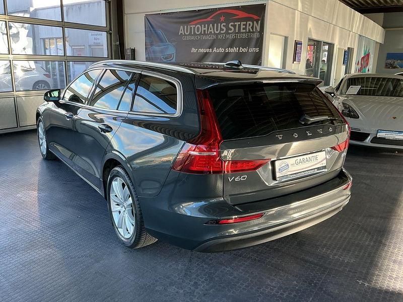 Gebraucht Volvo V60 Momentum 150 PS (110 kW) 2019 Grau Kombi