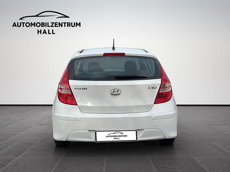 Gebraucht Hyundai i30 Edition 109 PS (80 kW) 2011 Weiß Limousine