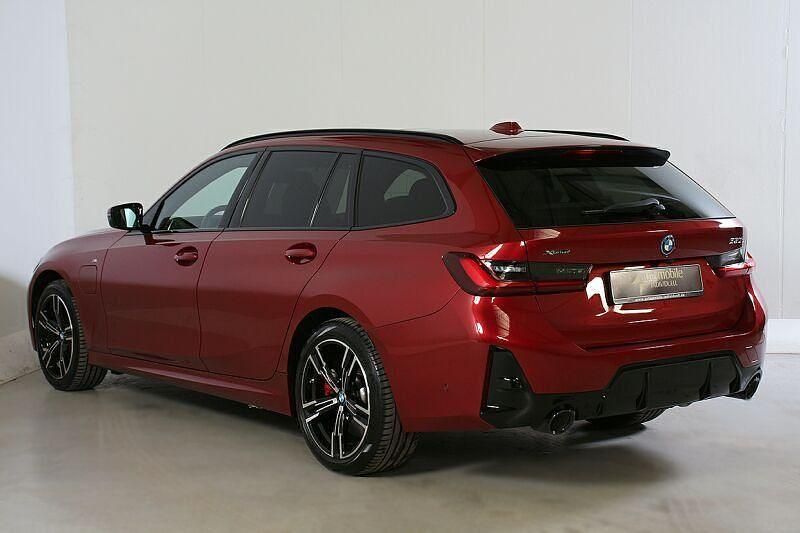 Gebraucht BMW 330e M Sport 292 PS (214 kW) 2025 Rot Kombi