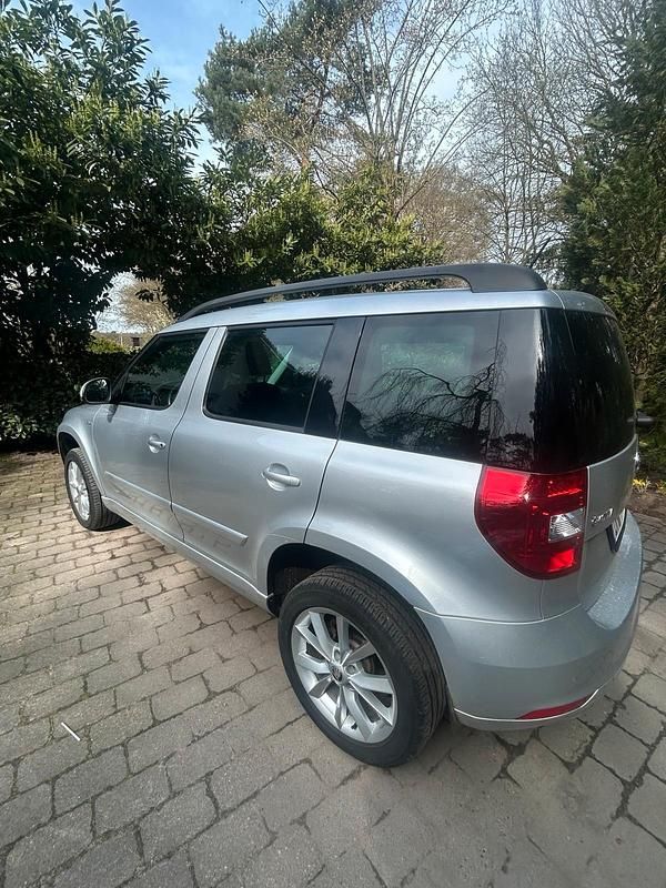 Second-hand Skoda Yeti 92 CP (67 kW) 2017 Argintiu SUV