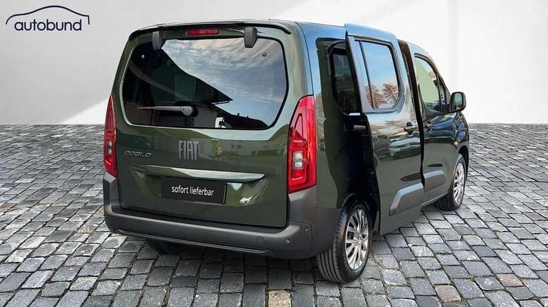 Neu Fiat Doblò 131 PS (96 kW) 2025 Grün / backpackerkkhaki Van / Kleinbus