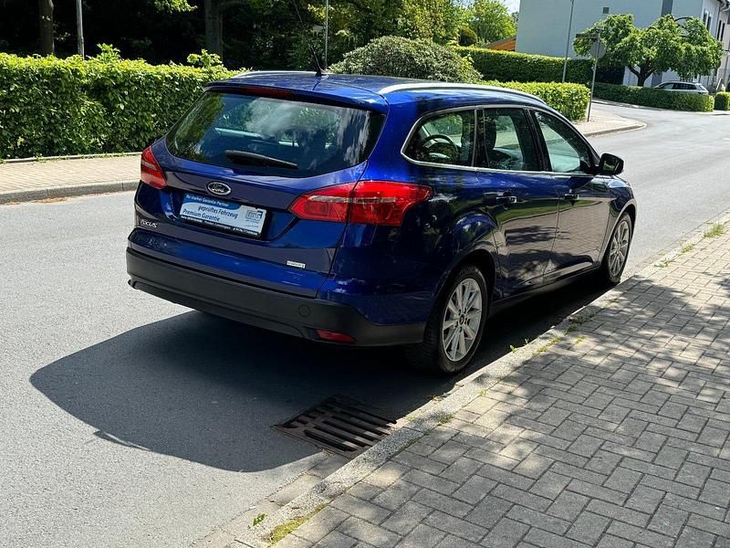 Gebraucht Ford Focus Titanium 125 PS (91 kW) 2017 Blau Kombi