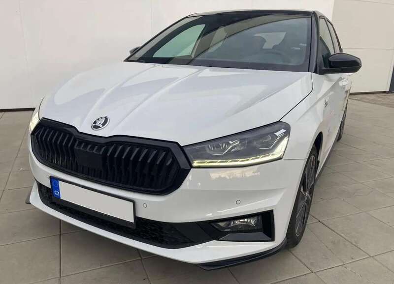 Moon weiß metallic / black magic perfekt Gebraucht 2024 Skoda Fabia Monte Carlo Limousine | 22.790 € (Fairer Preis) - Bild 1/4