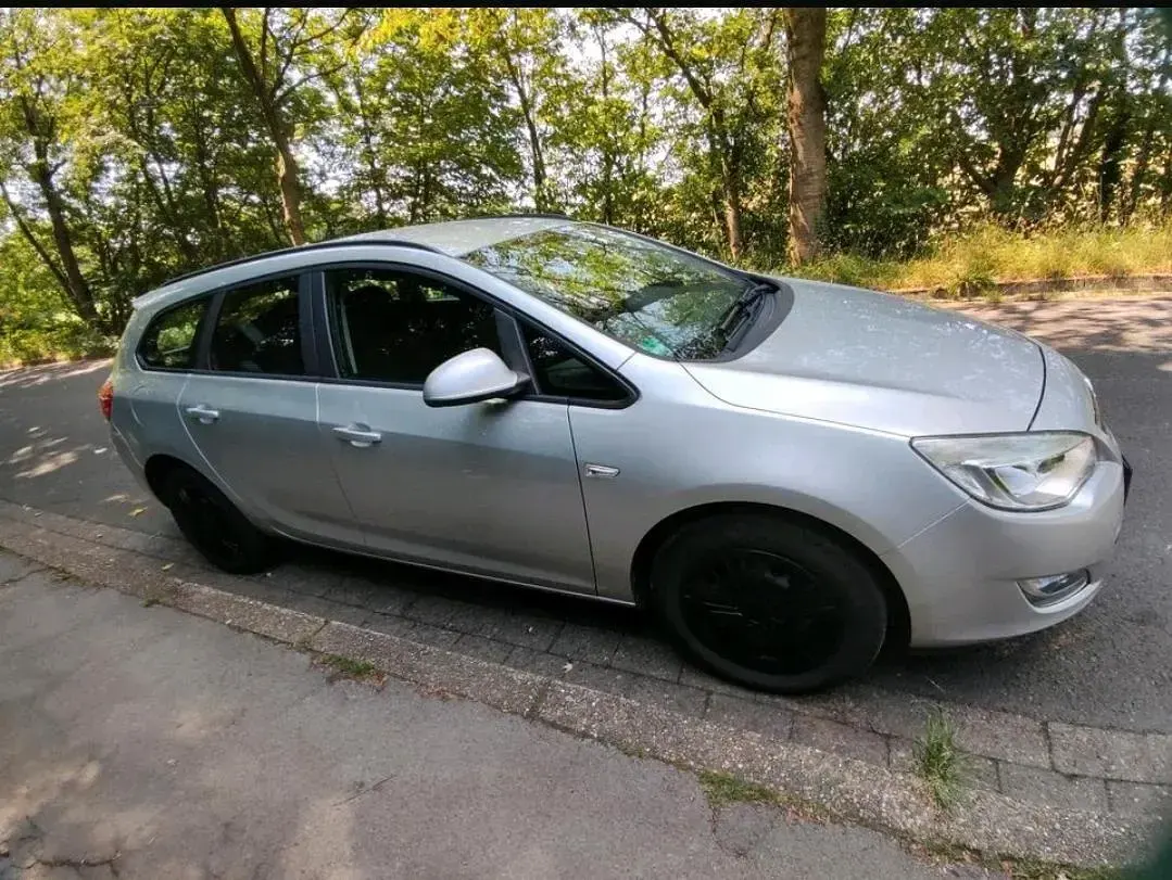 Gebraucht Opel Astra 101 PS (74 kW) 2012 Silber Kombi