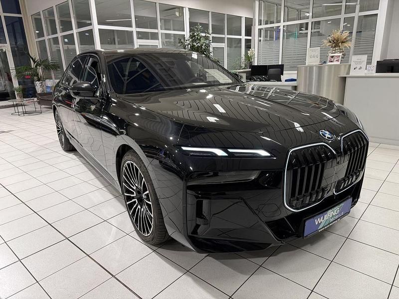 Neu BMW 750e M Sport 489 PS (359 kW) 2025 Black sapphire metallic Limousine