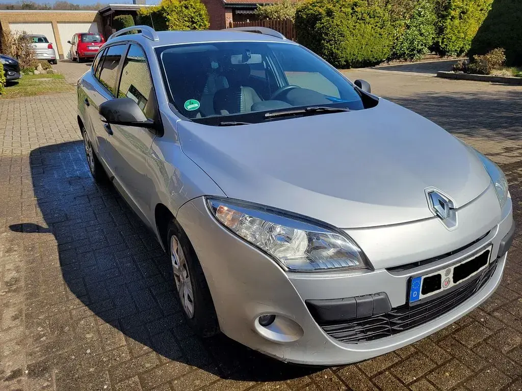 Używany Renault Mégane Dynamique 106 KM (77 kW) 2011 Srebrny Sedan/Limuzyna