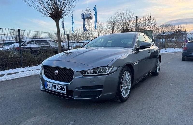 Grau Gebraucht 2015 Jaguar XE Prestige Limousine | 9.790 € (Fairer Preis) - Bild 1/4