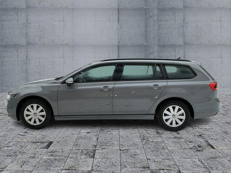 Gebraucht VW Passat Basis 150 PS (110 kW) 2023 Grau Kombi