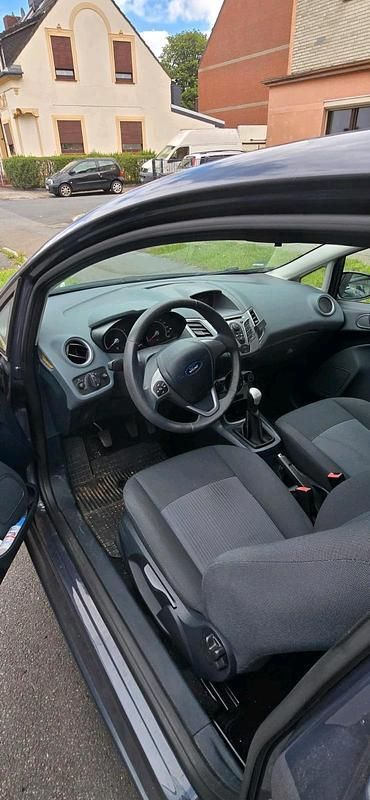Grau Gebraucht 2011 Ford Fiesta Trend Kleinwagen | 4.500 € (Teuer) - Bild 1/4