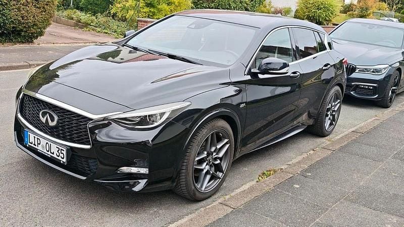 Schwarz Gebraucht 2018 Infiniti Q30 Sport Tech Limousine | 16.500 € (Superpreis) - Bild 1/4