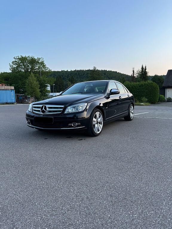 Schwarz Gebraucht 2007 Mercedes C320 Avantgarde Limousine | 9.250 € (Fairer Preis) - Bild 1/4