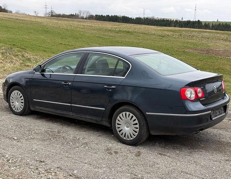 Gebraucht VW Passat 140 PS (102 kW) 2007 Blau Limousine