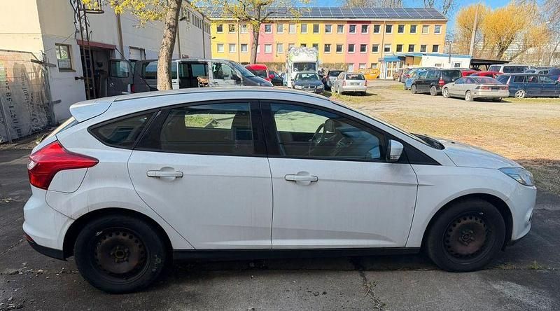 Gebraucht Ford Focus Trend 125 PS (91 kW) 2012 Weiß Limousine