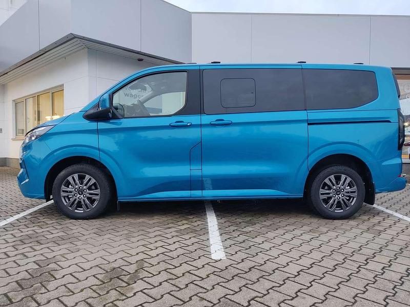 Neu Ford Tourneo Titanium 150 PS (110 kW) 2025 Digitalaquablue Van / Kleinbus