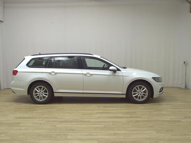 Gebraucht VW Passat 122 PS (89 kW) 2022 Pure white Kombi