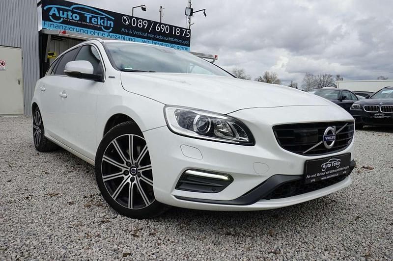 Crystal white / metallic Gebraucht 2016 Volvo V60 R-Design Momentum Kombi | 17.950 € (Fairer Preis) - Bild 1/3
