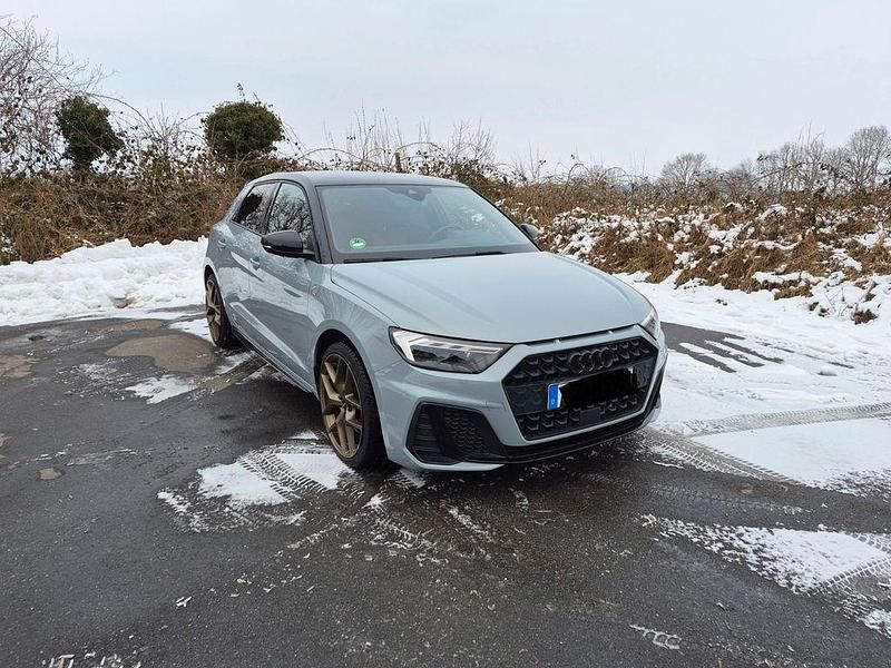 Grau Gebraucht 2021 Audi A1 Sportback S-Line Kleinwagen | 19.900 € (Superpreis) - Bild 1/4